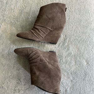BCBG BCBGeneration Ankle Boot Gray Platform Suede Heels Size 8.5 Fall